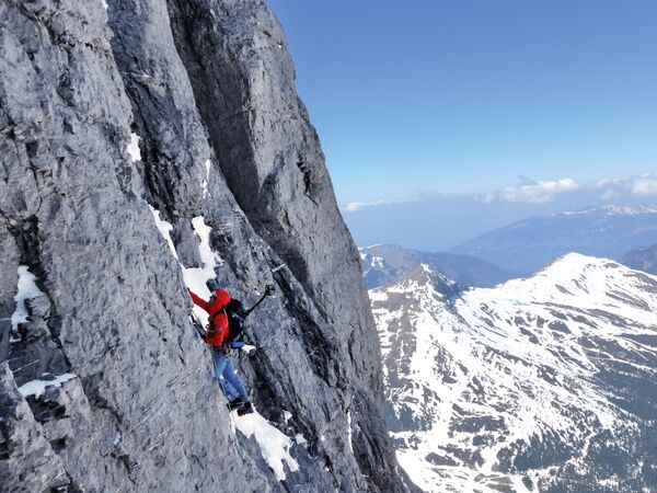 متسلق أثناء التسلق إلى قمة جبال الألب السويسرية، 30 أغسطس 2014 - سبوتنيك عربي