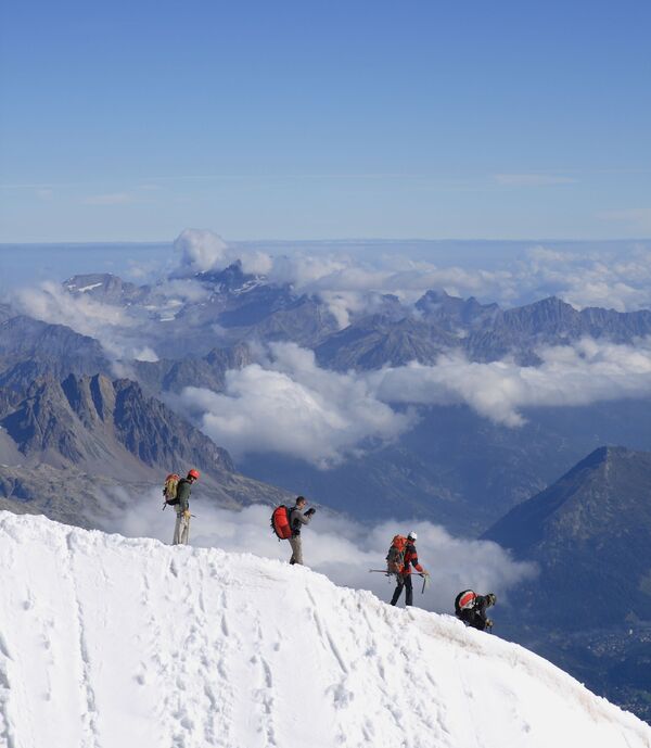 المتسلقون يغادرون قمة جبال الألب في الجهة الفرنسية - سبوتنيك عربي