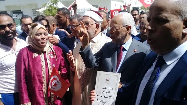 المرشح للرئاسة التونسية عبد الفتاح مورو يرافقه زعيم حركة النهضة راشد الغنوشي - سبوتنيك عربي
