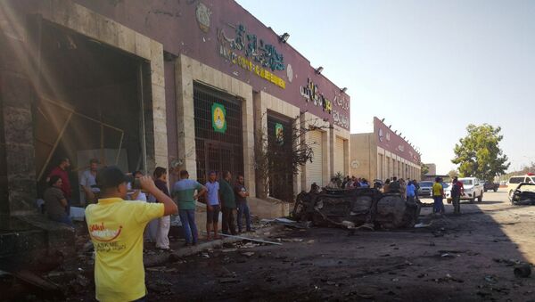 أشخاص يتجمعون في الموقع الذي انفجرت فيه سيارة مفخخة في بنغازي - سبوتنيك عربي