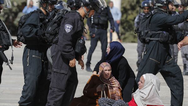 إمرأة تتعرض للضرب من قبل إسرائيليين، المسجد الأقصى – القدس - فلسطين - سبوتنيك عربي