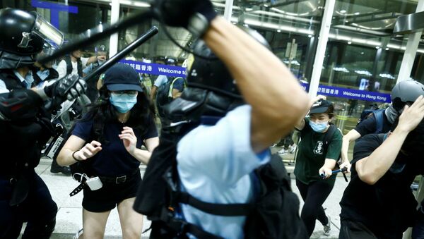 اشتباكت بين الشرطة والمتظاهرين المناهضين للحكومة في مطار هونغ كونغ - سبوتنيك عربي