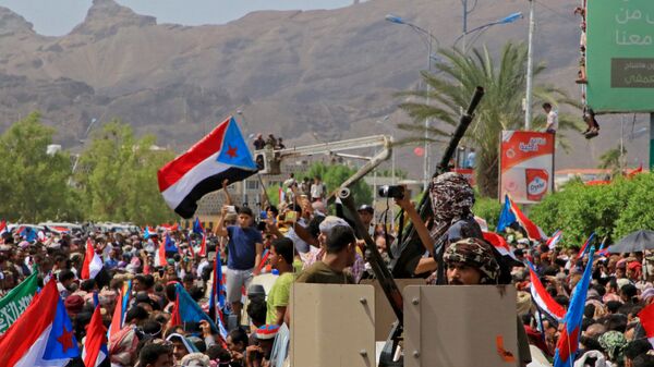 الانفصاليين الجنوبيين في اليمن المدعومين من الإمارات العربية المتحدة خلال مسيرة في مدينة الميناء الجنوبي في عدن - سبوتنيك عربي