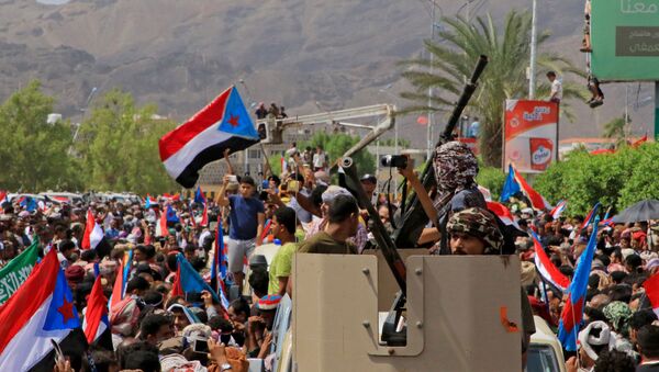 الانفصاليين الجنوبيين في اليمن المدعومين من الإمارات العربية المتحدة خلال مسيرة في مدينة الميناء الجنوبي في عدن - سبوتنيك عربي