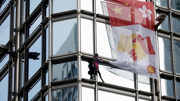ألان روبير يرفع راية مصالحة من على ناطحة سحاب في هونغ كونغ، 16 أغسطس/آب 2019 - سبوتنيك عربي