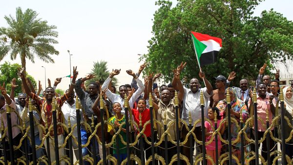 احتفالات السودانيين بتوقيع الوثيقة الدستورية - سبوتنيك عربي