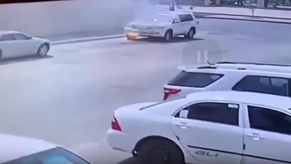 احتراق سيارة لأسباب مجهولة أثناء توقفها - سبوتنيك عربي