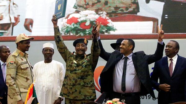 المجلس العسكري الانتقالي في السودان، وقوى إعلان الحرية والتغيير يوقعان على وثيقة الإعلان الدستوري بصفة نهائية - سبوتنيك عربي