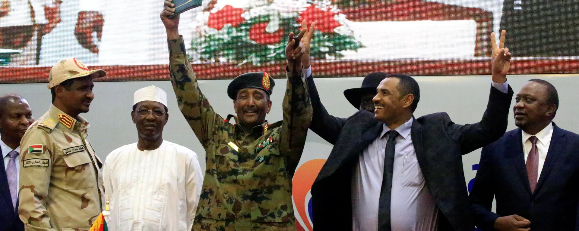 المجلس العسكري الانتقالي في السودان، وقوى إعلان الحرية والتغيير يوقعان على وثيقة الإعلان الدستوري بصفة نهائية - سبوتنيك عربي, 1920, 05.04.2023