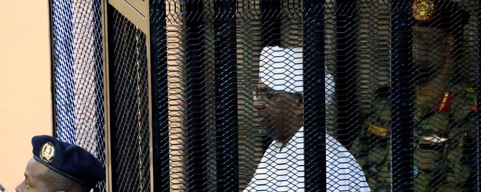 الرئيس السوداني المعزول عمر البشير داخل قفص المحاكمة - سبوتنيك عربي, 1920, 25.04.2023