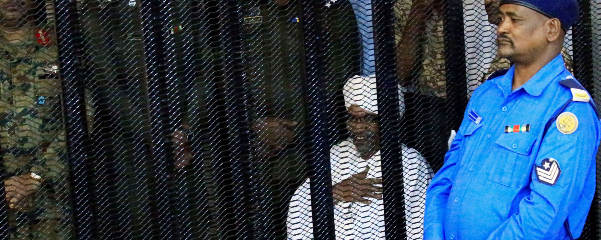 الرئيس السوداني المعزول عمر البشير داخل قفص المحاكمة  - سبوتنيك عربي, 1920, 15.02.2023
