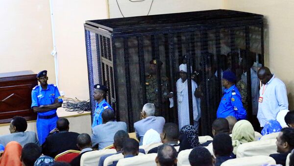 الرئيس السوداني المعزول عمر البشير داخل قفص المحاكمة  - سبوتنيك عربي