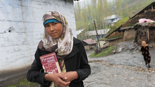 فتاة في طاجيكستان تحمل كتاب اللغة الروسية - سبوتنيك عربي
