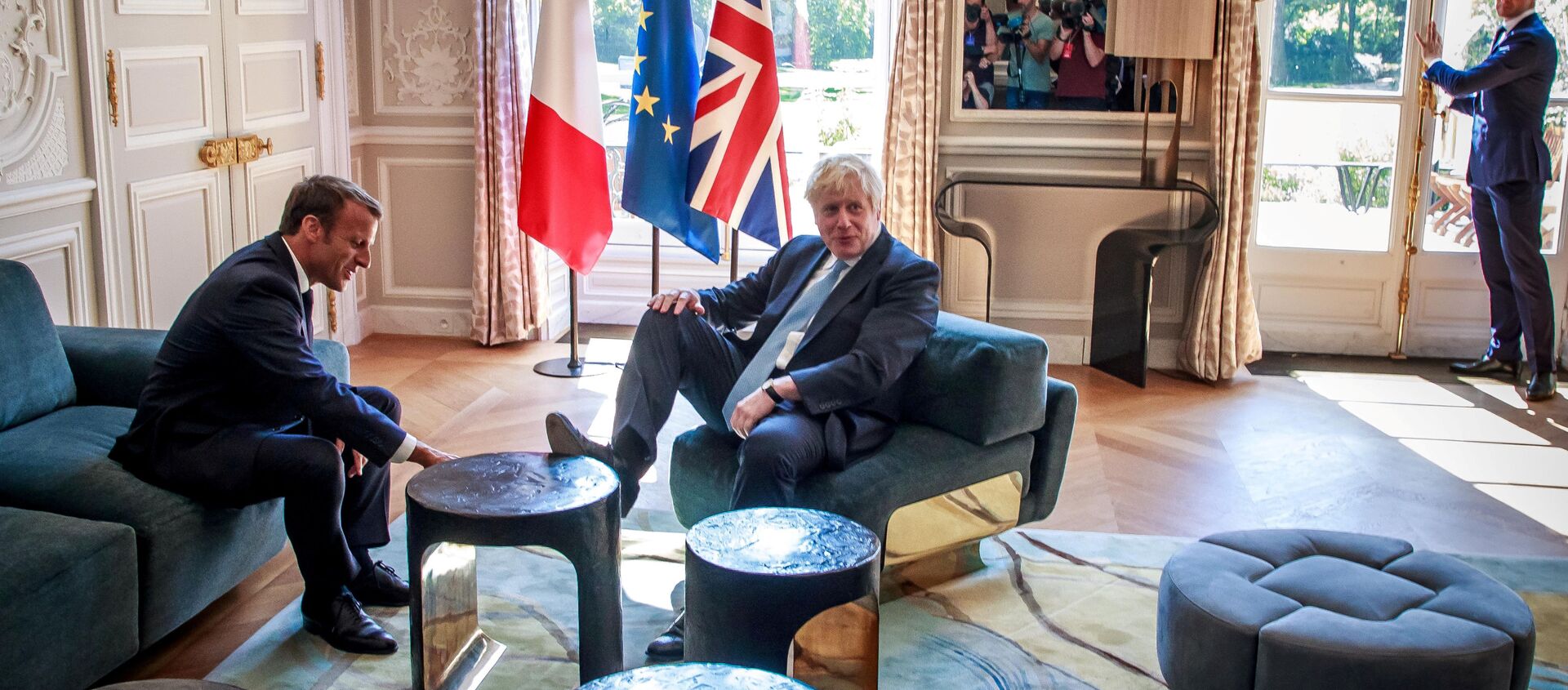 رئيس وزراء بريطانيا بوريس جونسون يضع قدمه على طاولة أمام الرئيس الفرنسي إيمانويل ماكرون بداخل قصر الإليزيه بالعاصمة الفرنسية باريس، 22 أغسطس/آب 2019 - سبوتنيك عربي, 1920, 12.12.2020