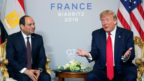 الرئيس الأمريكي دونالد ترامب يلتقي الرئيس المصري عبد الفتاح السيسي في قمة مجموعة السبع في فرنسا - سبوتنيك عربي