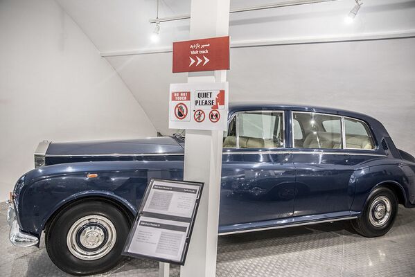 سيارة رولس رويز فانتوم 6 (Rolls Royce Phantom VI) لآخر شاه إيراني، محمد رضا بهلوي، في متحف السيارات الملكية على أراضي مقر إقامة الشاه السابق في قصر سعد آباد في إيران. - سبوتنيك عربي