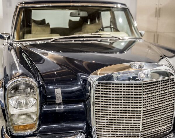 سيارة مرسيدس بنز  بولمان 600 (Mercedes Benz 600 Pullman) لآخر شاه إيراني، محمد رضا بهلوي، في متحف السيارات الملكية على أراضي مقر إقامة الشاه السابق في قصر سعد آباد في إيران.  - سبوتنيك عربي