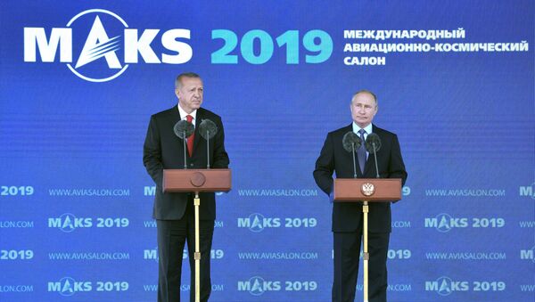 الرئيس الروسي فلاديمير بوتين و الرئيس التركي رجب طيب أردوغان في معرض ماكس 2019 للطيران الجوي - سبوتنيك عربي