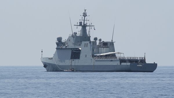 سفينة حربية إسبانية تنقل 15 مهاجرا من أحد الموانئ الإيطالية - سبوتنيك عربي