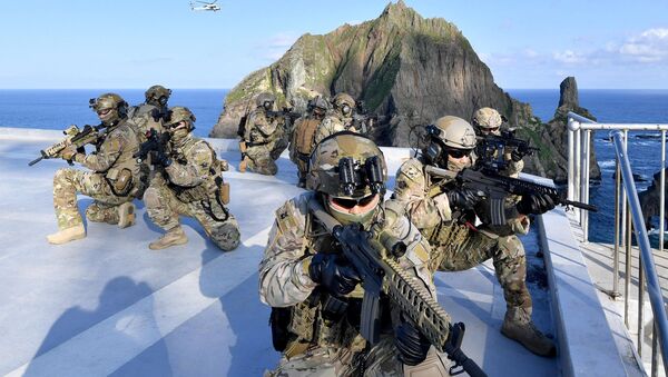 أعضاء من مجموعة الحرب البحرية الكورية الجنوبية الخاصة يشاركون في مناورات عسكرية في جزر نائية تسمى دوكدو - سبوتنيك عربي