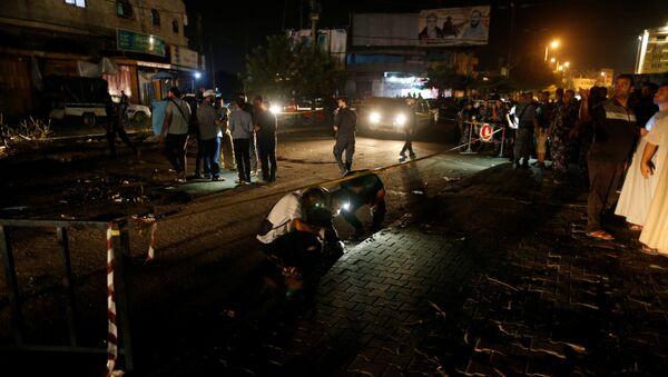 فلسطينيون يتفحصون الموقع بعد انفجار في مدينة غزة - سبوتنيك عربي