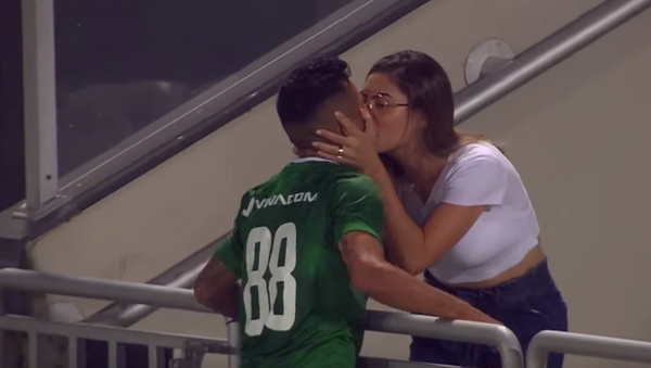 لاعب يقبل زوجته - سبوتنيك عربي