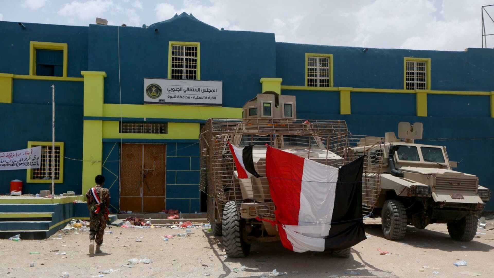 مركبات عسكرية أمام مقر المجلس الانتقالي الجنوبي في مدينة عتق في عدن جنوبي اليمن - سبوتنيك عربي, 1920, 02.02.2021