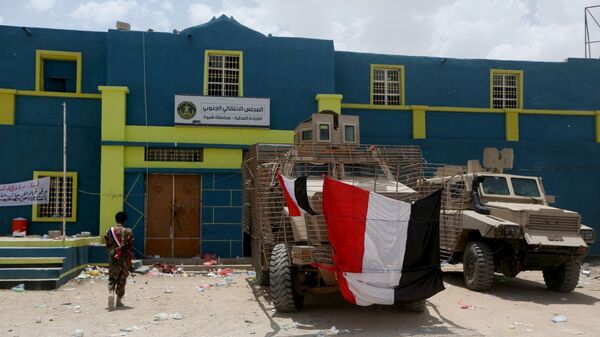 مركبات عسكرية أمام مقر المجلس الانتقالي الجنوبي في مدينة عتق في عدن جنوبي اليمن - سبوتنيك عربي