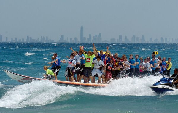  أطول لوح لركوب الأمواج في العالم، يركبه 47 شخصا، ساحل غولد كوست في أستراليا، عام 2005 - سبوتنيك عربي