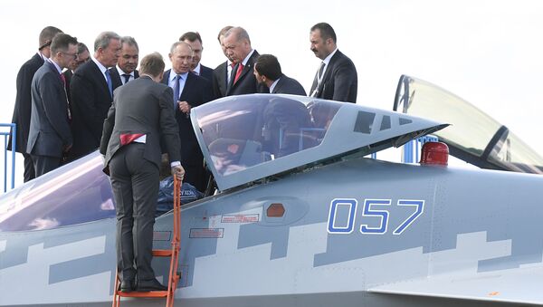 أردوغان يستطلع المقاتلات الروسية سو-57 خلال زيارات لروسيا برفقة الرئيس فلادمير بوتين - سبوتنيك عربي