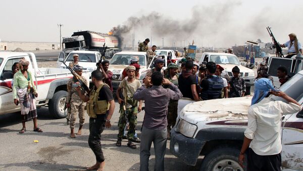 المقاتلون الجنوبيون يتجمعون خلال اشتباكات مع القوات الحكومية في عدن - سبوتنيك عربي