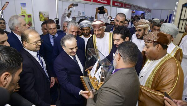وفود من الإمارات وسلطنة عمان في معرض دمشق مع رئيس الوزراء السوري المهندس عماد خميس - سبوتنيك عربي