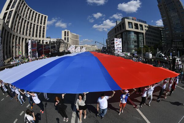 فعالية بمناسبة يوم العلم الروسي في بروسبيكت ساخاروفا في موسكو - سبوتنيك عربي