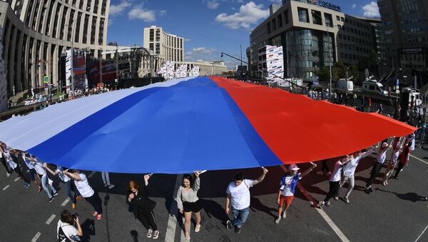 فعالية بمناسبة يوم العلم الروسي في بروسبيكت ساخاروفا في موسكو - سبوتنيك عربي