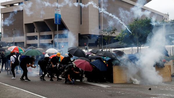 شرطة هونج كونج تطلق الغاز المسيل للدموع ومدافع الماء لتفريق المحتجين - سبوتنيك عربي