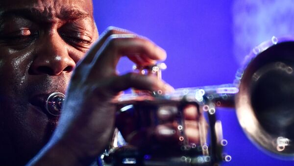 عازف البوق تيد ويلسون من الولايات المتحدة خلال مشاركته في مهرجان الموسيقى الدولي الـ17 في القرم Koktebel Jazz Party - سبوتنيك عربي