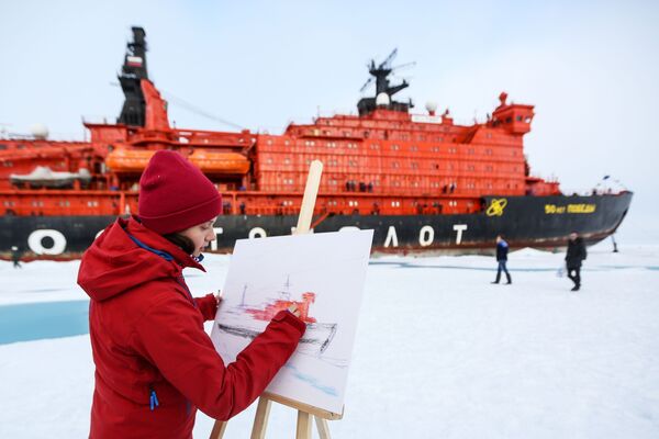 إحدى المشاركين في رحلة التلاميذ تكريما للذكرى الـ60 لتأسيس أسطول كاسحة الجليد النووي، في القطب الشمالي - سبوتنيك عربي
