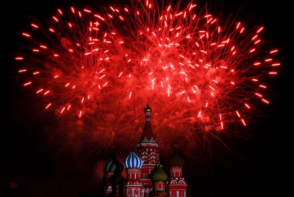 ألعاب نارية في حفل افتتاح المهرجان الدولي الـ12 للموسيقى العسكرية برج سباسكايا في الساحة الحمراء في موسكو. - سبوتنيك عربي