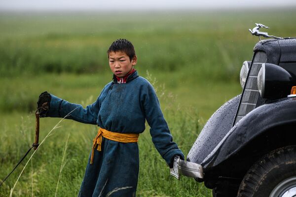 صبي بجوار سيارة غاز-إم1 في أحد الحقول، منغوليا - سبوتنيك عربي