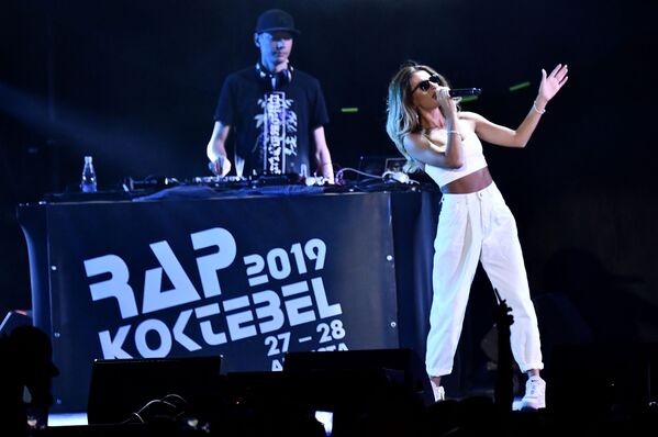 مغنية هيب هوب يكاتيرينا تكاتشينكو (ليل كايت) في مهرجان موسيقى الجاز راب كوكتيبيل (Rap Koktebel) في القرم - سبوتنيك عربي