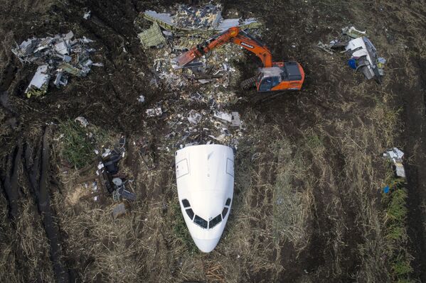 إزالة طائرة A321 من قبل طاقم الإنقاذ والطوارئ من موقع هبوطها الاضطراري في حقل للذرة في قرية ريباكي الروسية - سبوتنيك عربي