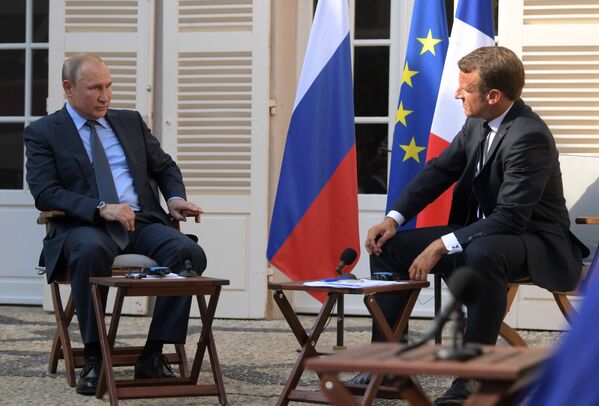 الرئيس الروسي فلاديمير بوتين والرئيس الفرنسي إيمانويل ماكرون خلال اجتماع عقد في مقر إقامة الرئيس الفرنسي فورت بريغانكون، 27 أغسطس/ آب 2019 - سبوتنيك عربي