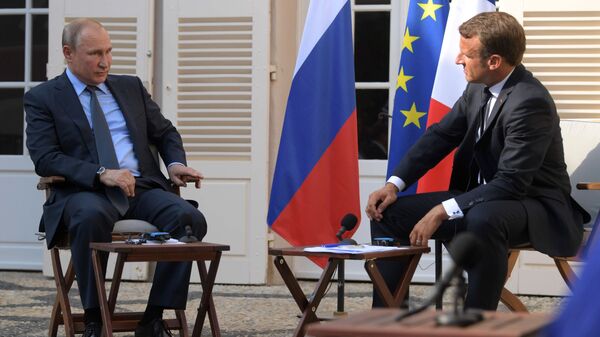 الرئيس الروسي فلاديمير بوتين والرئيس الفرنسي إيمانويل ماكرون خلال اجتماع عقد في مقر إقامة الرئيس الفرنسي فورت بريغانكون، 27 أغسطس/ آب 2019 - سبوتنيك عربي