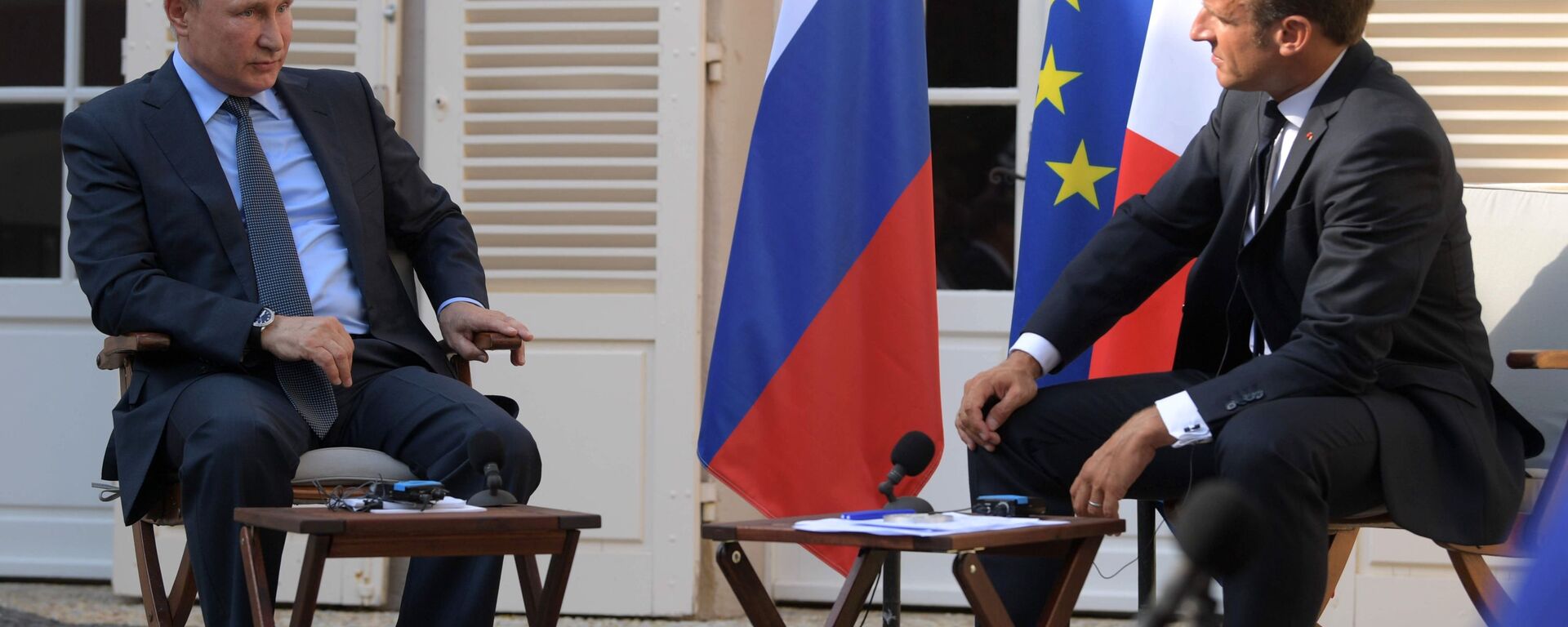 الرئيس الروسي فلاديمير بوتين والرئيس الفرنسي إيمانويل ماكرون خلال اجتماع عقد في مقر إقامة الرئيس الفرنسي فورت بريغانكون، 27 أغسطس/ آب 2019 - سبوتنيك عربي, 1920, 15.03.2022