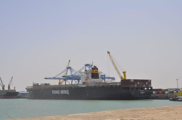 العراق ينهض بأهم موانئه المدمرة نتيجة الحرب مع إيران... صور العراق ينهض بأهم موانئه المدمرة نتيجة الحرب مع إيران... صور - سبوتنيك عربي