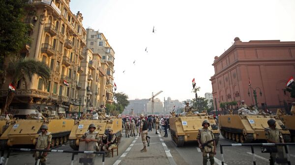 جنود الجيش المصري عند مدخل ميدان التحرير أثناء الاحتفال بذكرى 6 أكتوبر (2013)  - سبوتنيك عربي