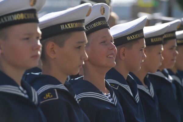 تلاميذ معهد البحرية باسم ناخيموف في مدينة سان بطرسبورغ خلال يوم المعرفة في 1 سبتمبر/ أيلول 2019 - سبوتنيك عربي