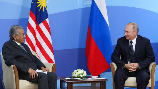 الرئيس الروسي فلاديمير بوتين ورئيس الوزراء الماليزي مهاتير محمد - سبوتنيك عربي