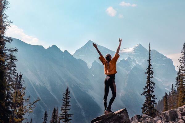فتاة تقف على خلفية جبال في كندا - سبوتنيك عربي