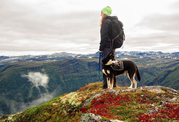 سائحة مع كلبها في جبال النرويج - سبوتنيك عربي